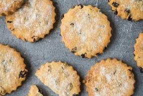 Великодня випічка: пасхальне печиво з родзинками та корицею