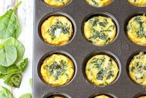 Міні-фрітата зі шпинатом та сиром на сніданок. Лише 5 грамів вуглеводів на порцію!